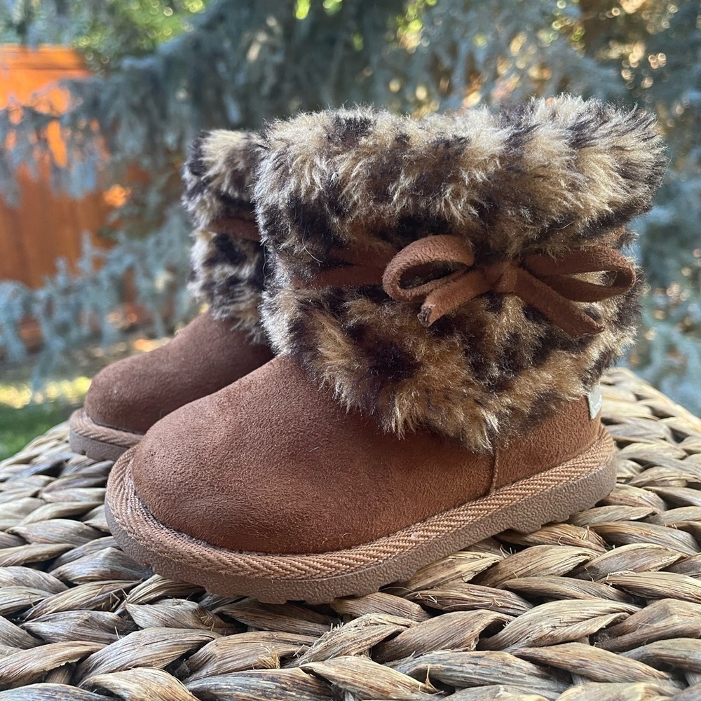 MAKALU California Zoe Plush Leopard Inside Zipper Ankle Boots. Toddler size 5